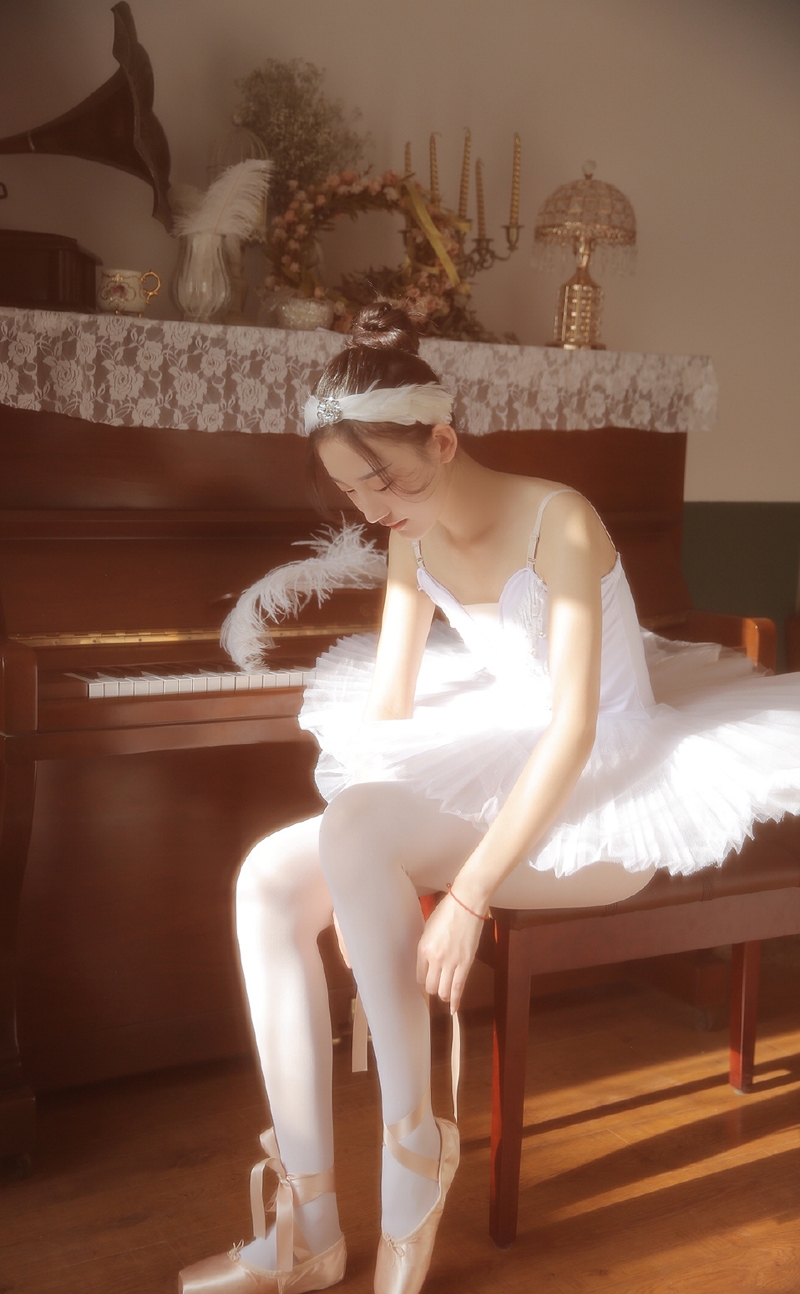 阳光下的芭蕾美女白丝美腿套图