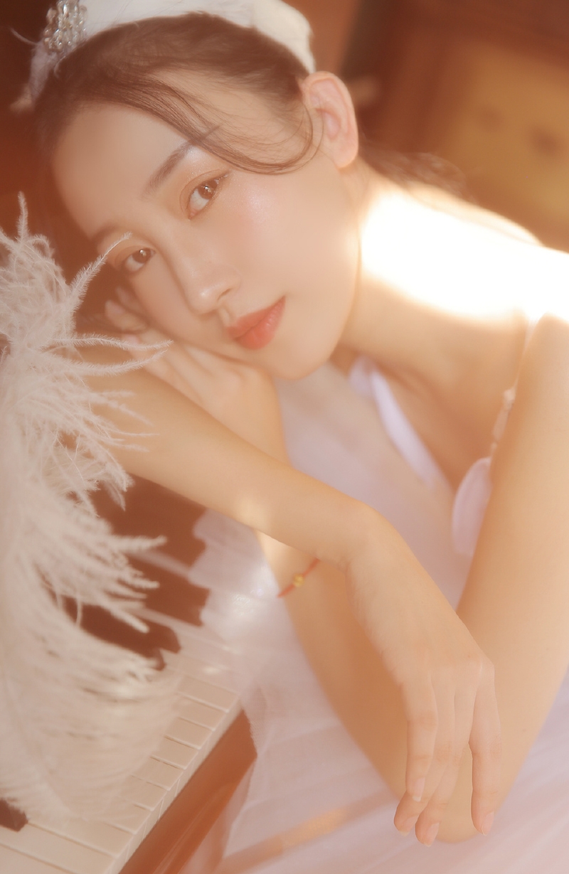 阳光下的芭蕾美女白丝美腿套图