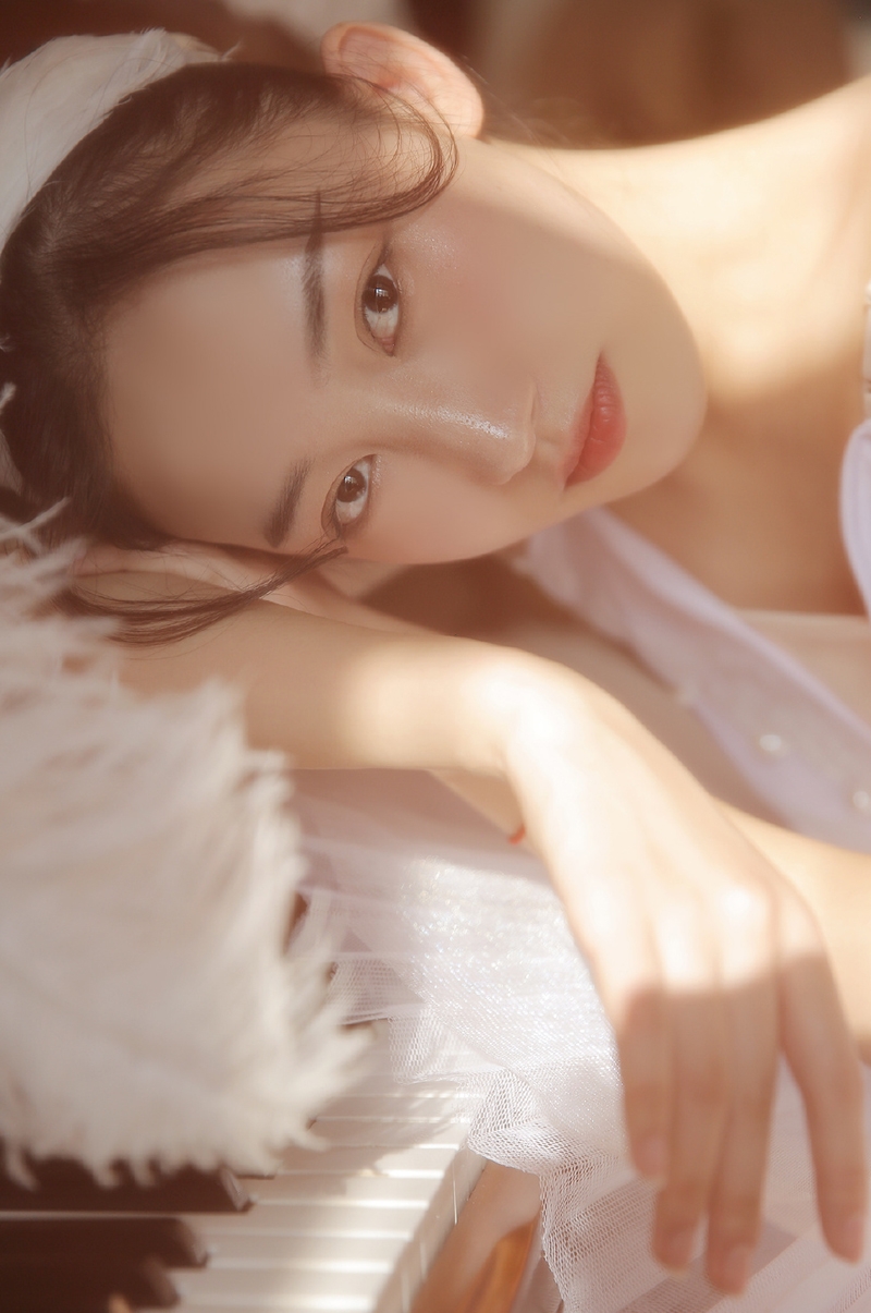 阳光下的芭蕾美女白丝美腿套图