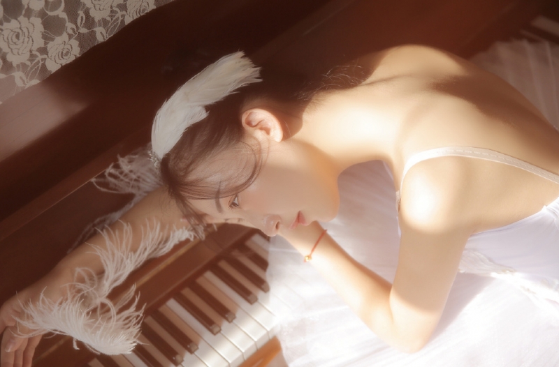 阳光下的芭蕾美女白丝美腿套图