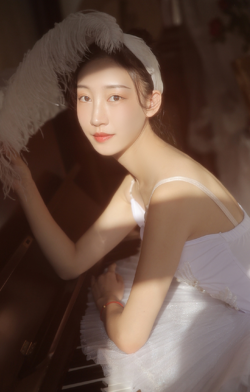 阳光下的芭蕾美女白丝美腿套图