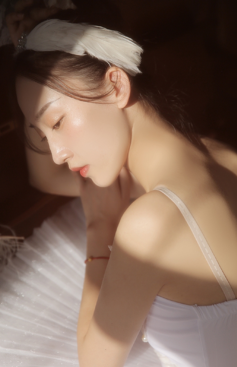 阳光下的芭蕾美女白丝美腿套图