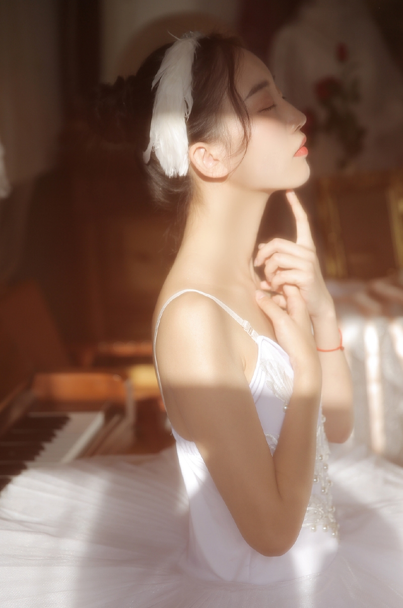 阳光下的芭蕾美女白丝美腿套图