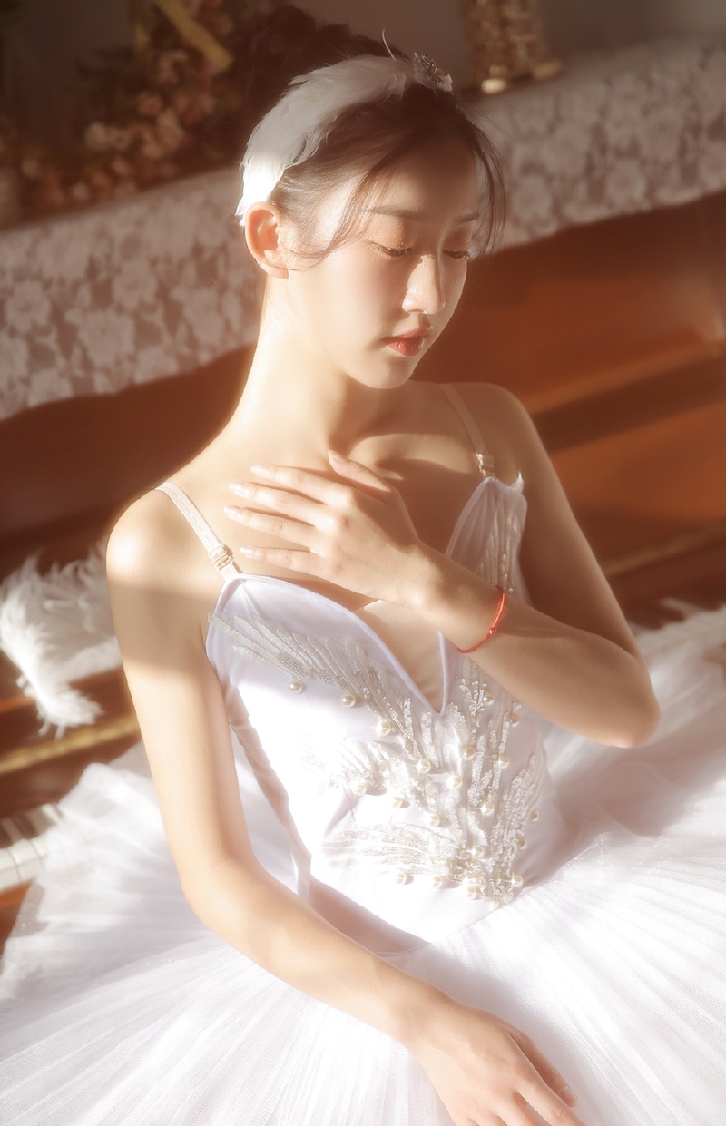 阳光下的芭蕾美女白丝美腿套图