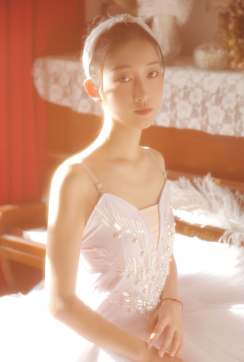 阳光下的芭蕾美女白丝美腿套图