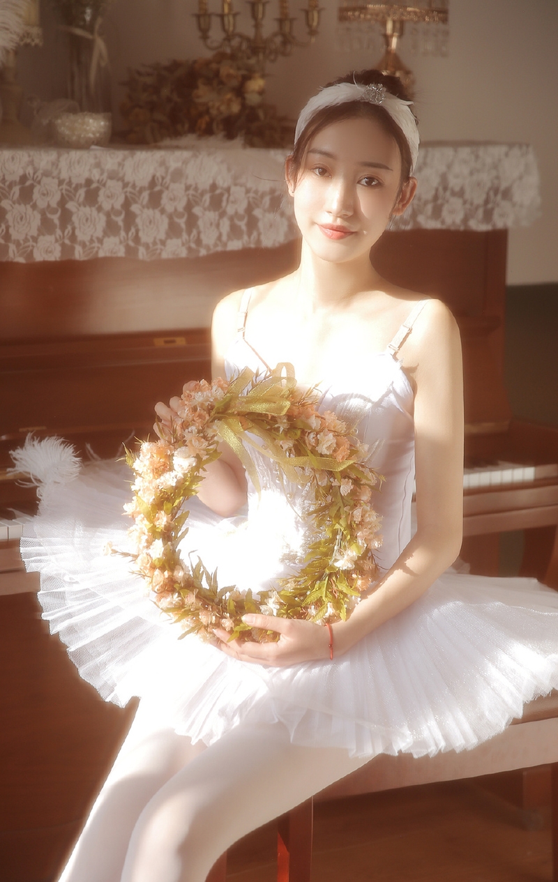 阳光下的芭蕾美女白丝美腿套图