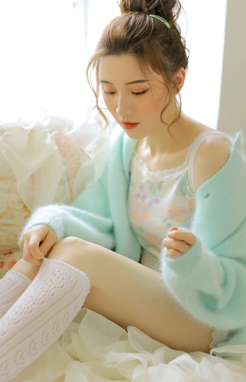 丸子头美少女白丝美腿精选图片