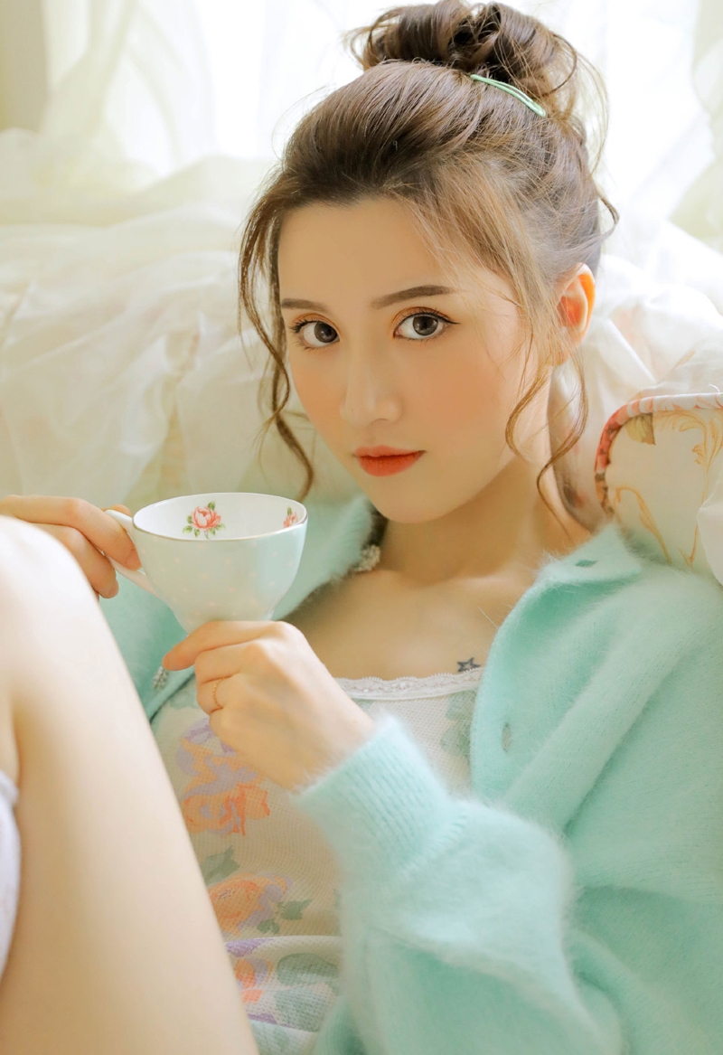 丸子头美少女白丝美腿精选图片