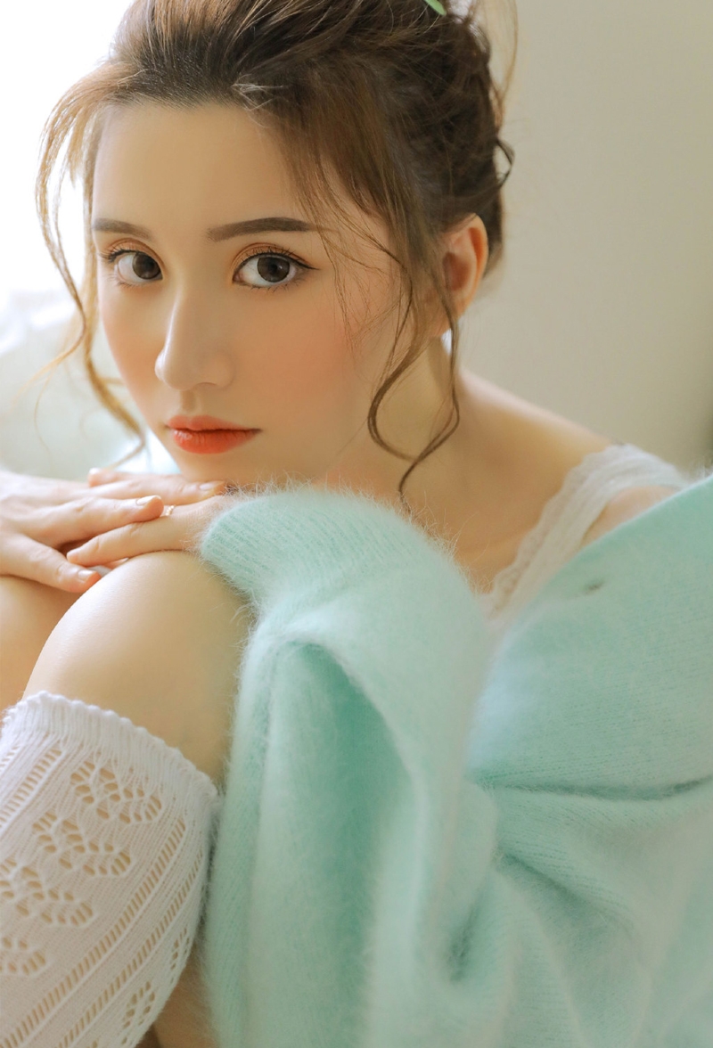 丸子头美少女白丝美腿精选图片