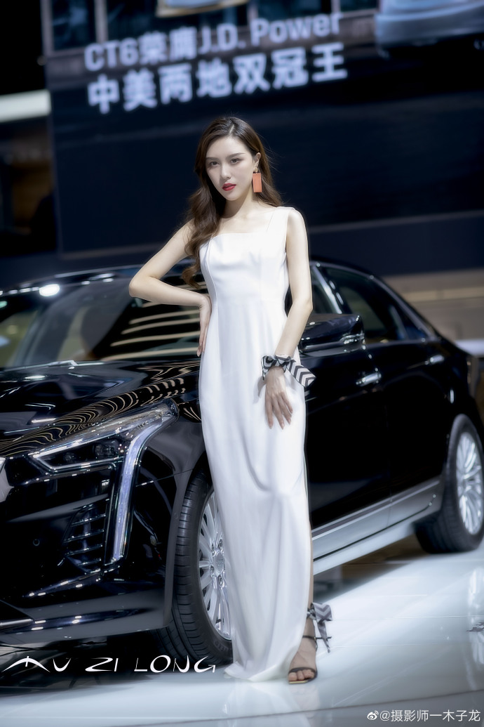 波浪卷发美女车模红唇雪肤写真