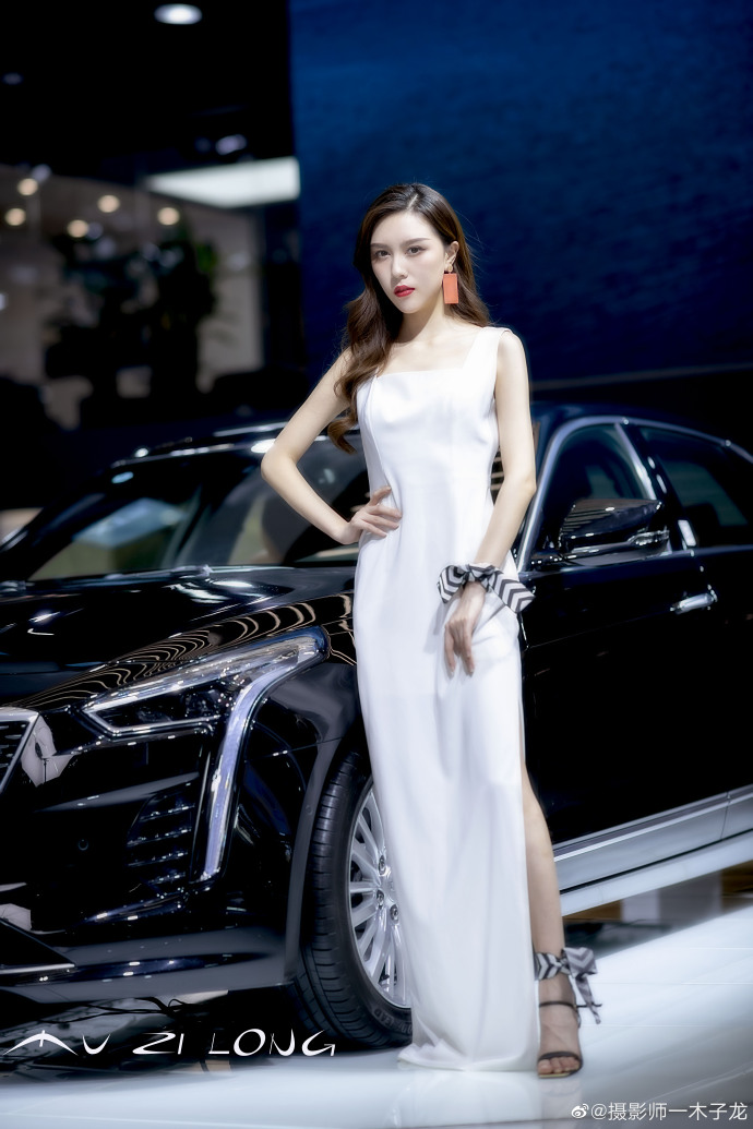 波浪卷发美女车模红唇雪肤写真