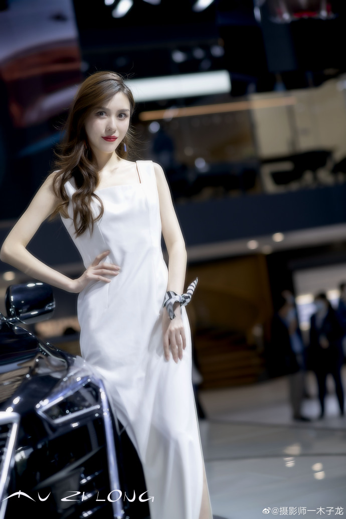 波浪卷发美女车模红唇雪肤写真