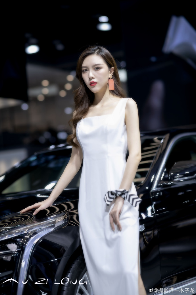 波浪卷发美女车模红唇雪肤写真