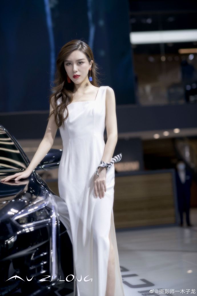 波浪卷发美女车模红唇雪肤写真