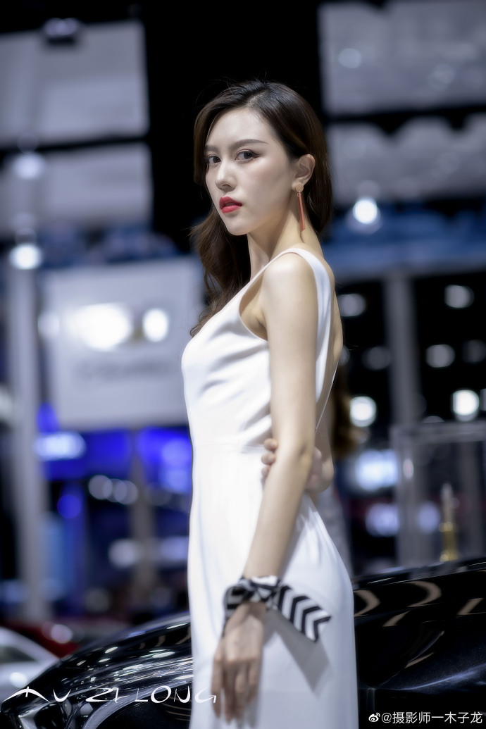 波浪卷发美女车模红唇雪肤写真