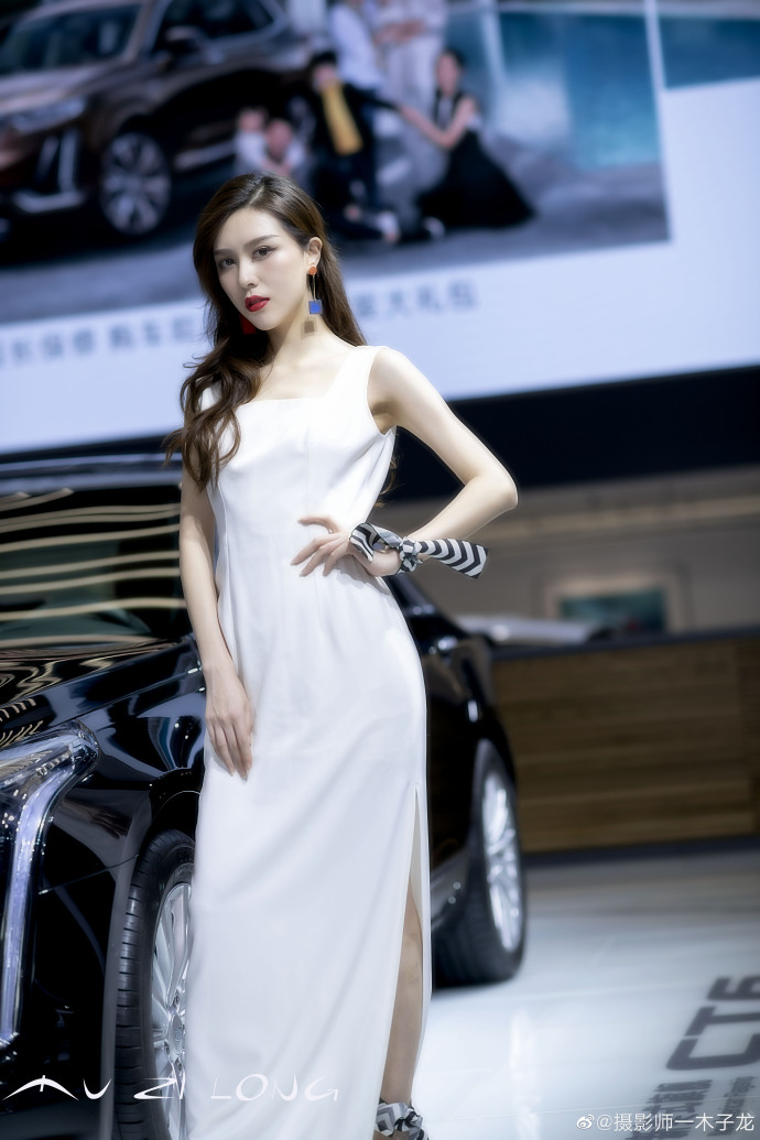 波浪卷发美女车模红唇雪肤写真