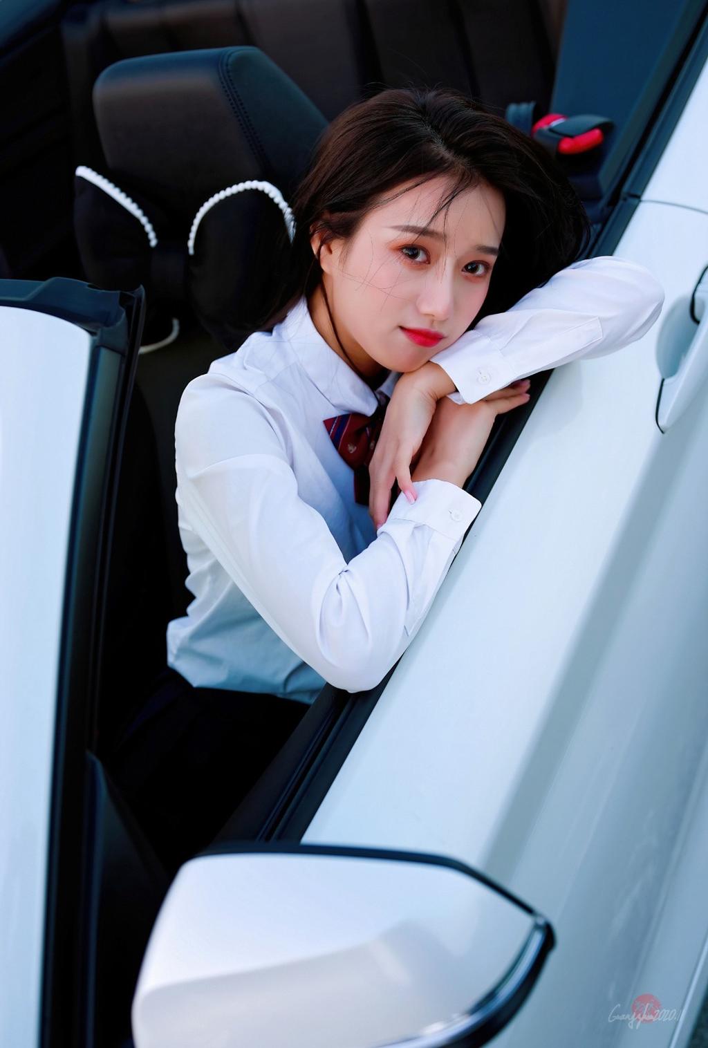 香车美人制服短裙黑丝美腿写真