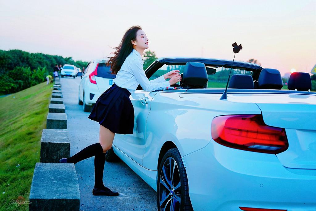 香车美人制服短裙黑丝美腿写真