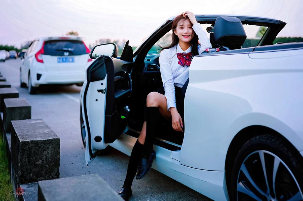 香车美人制服短裙黑丝美腿写真