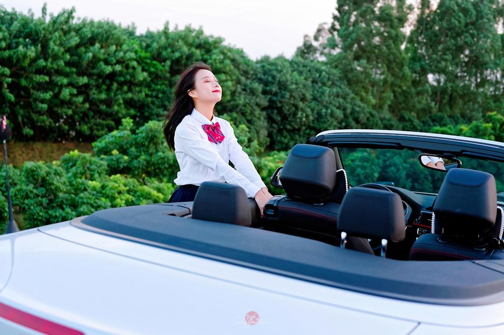 香车美人制服短裙黑丝美腿写真