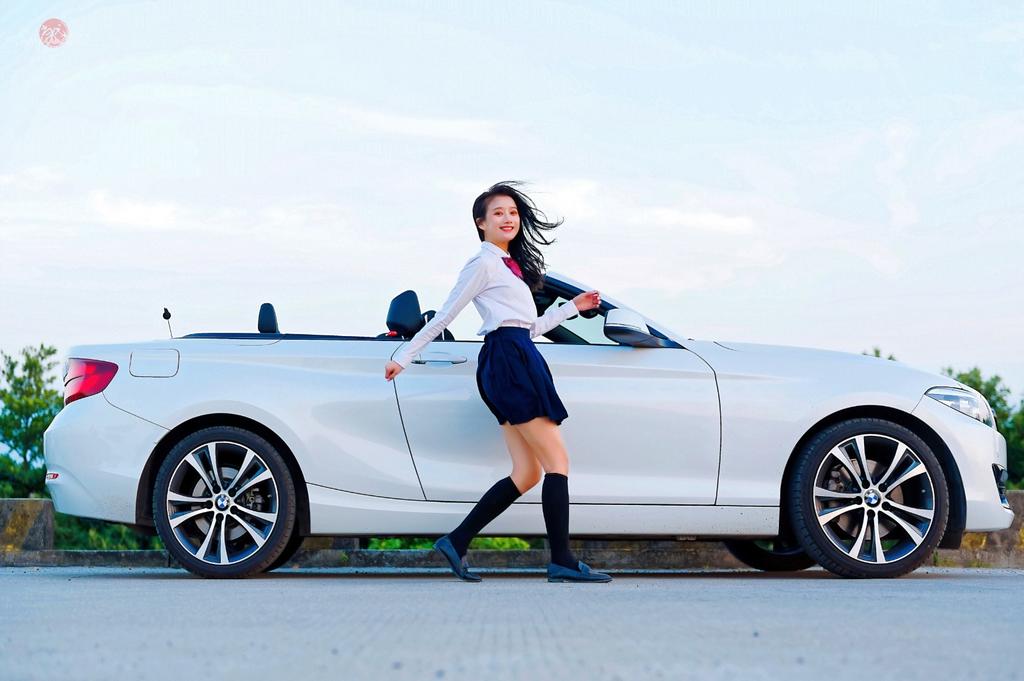 香车美人制服短裙黑丝美腿写真