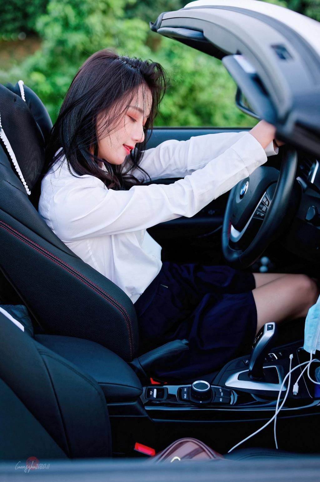 香车美人制服短裙黑丝美腿写真