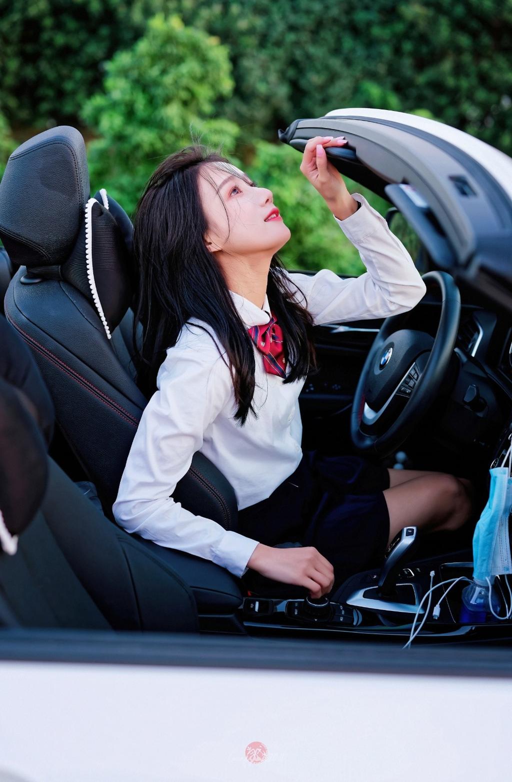 香车美人制服短裙黑丝美腿写真