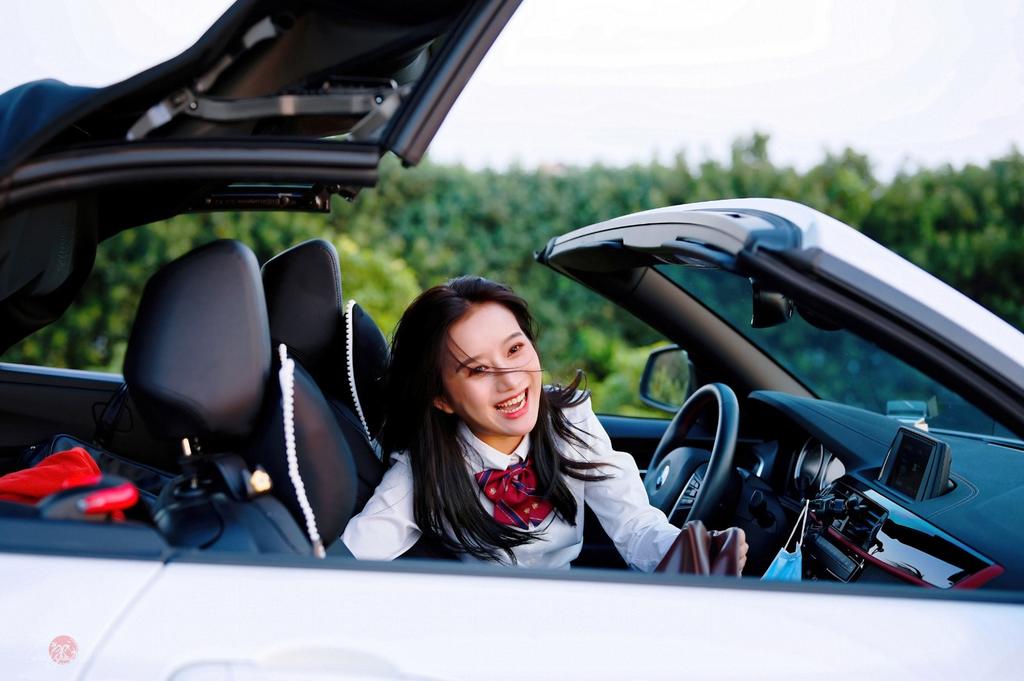 香车美人制服短裙黑丝美腿写真