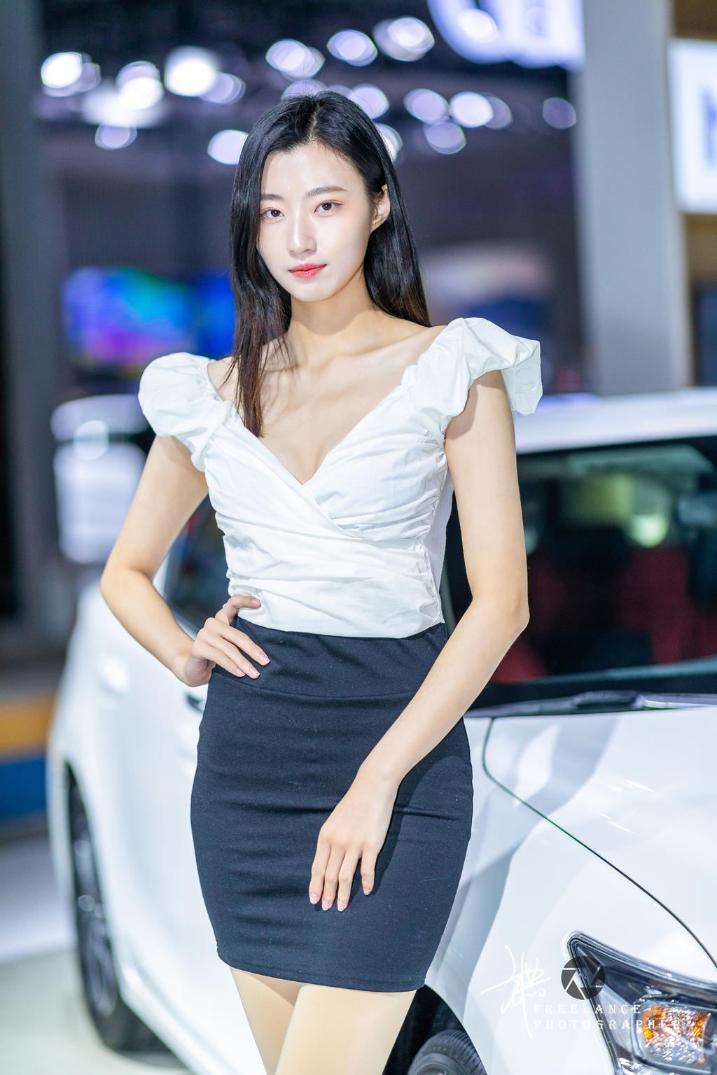 美女车模深v短裙性感火辣写真