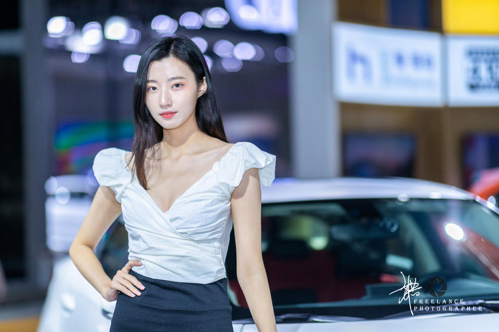 美女车模深v短裙性感火辣写真