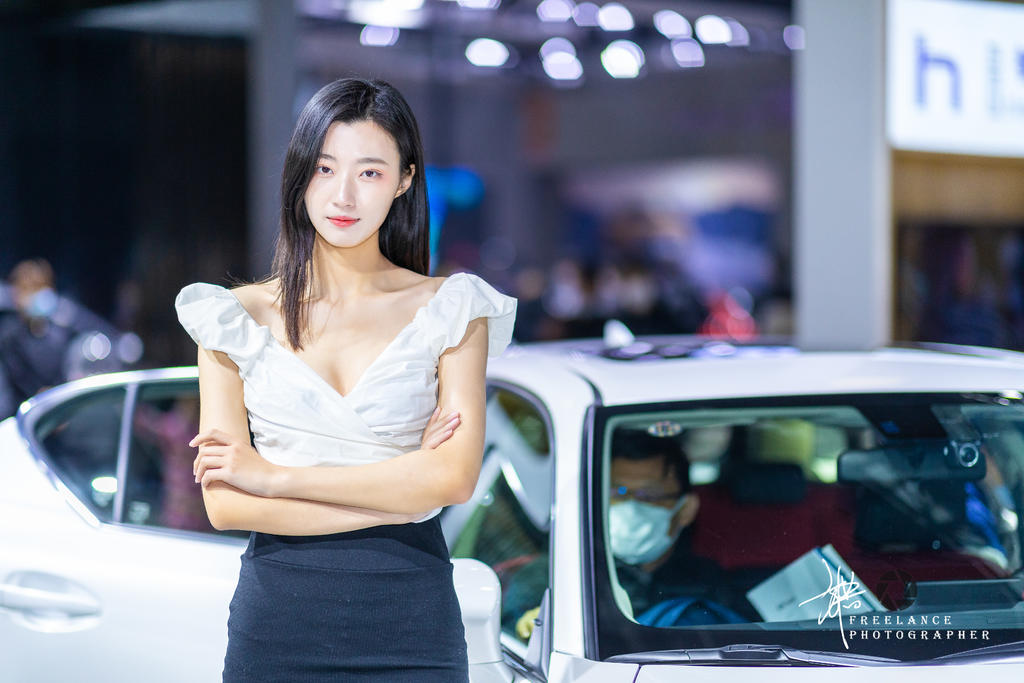 美女车模深v短裙性感火辣写真