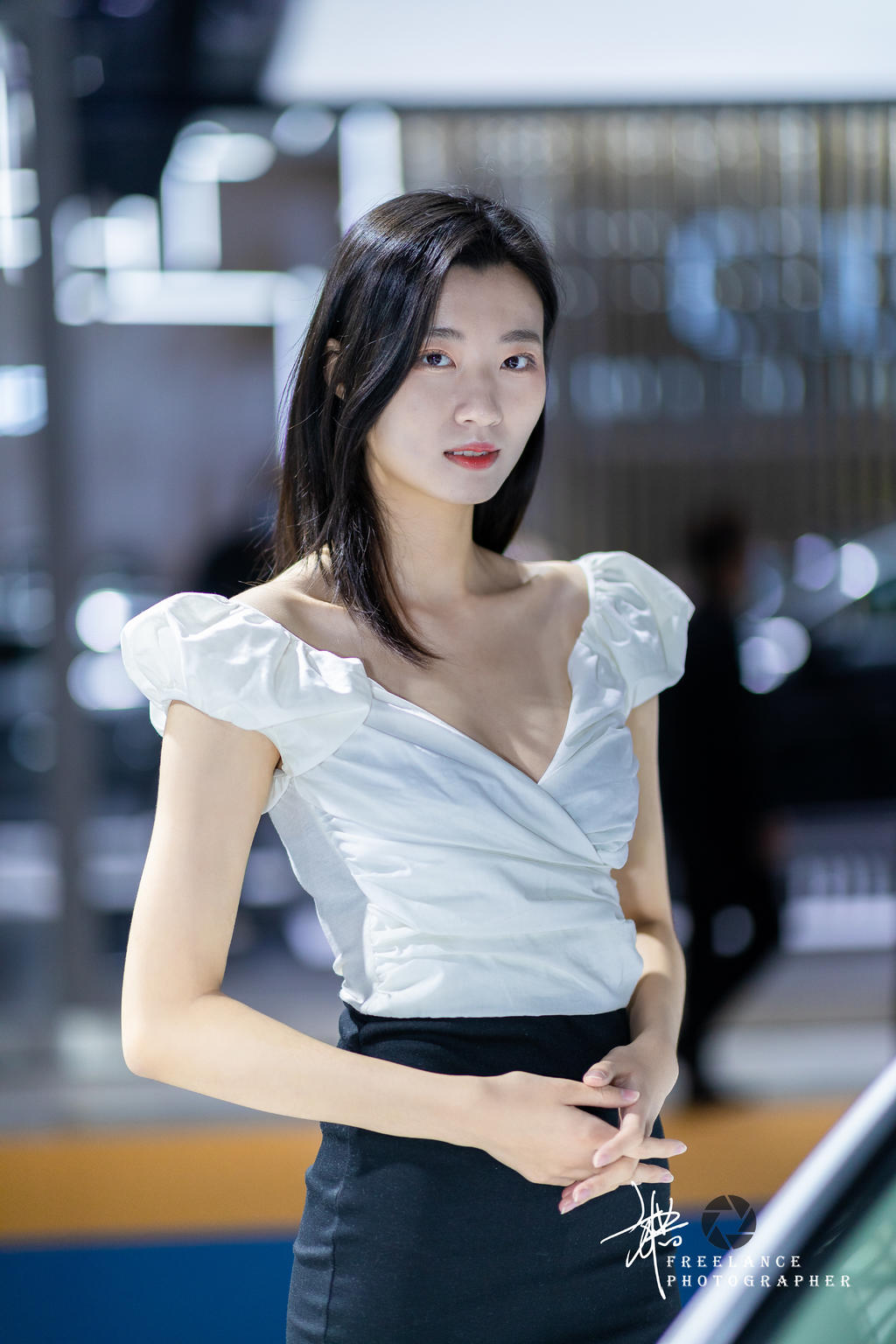 美女车模深v短裙性感火辣写真