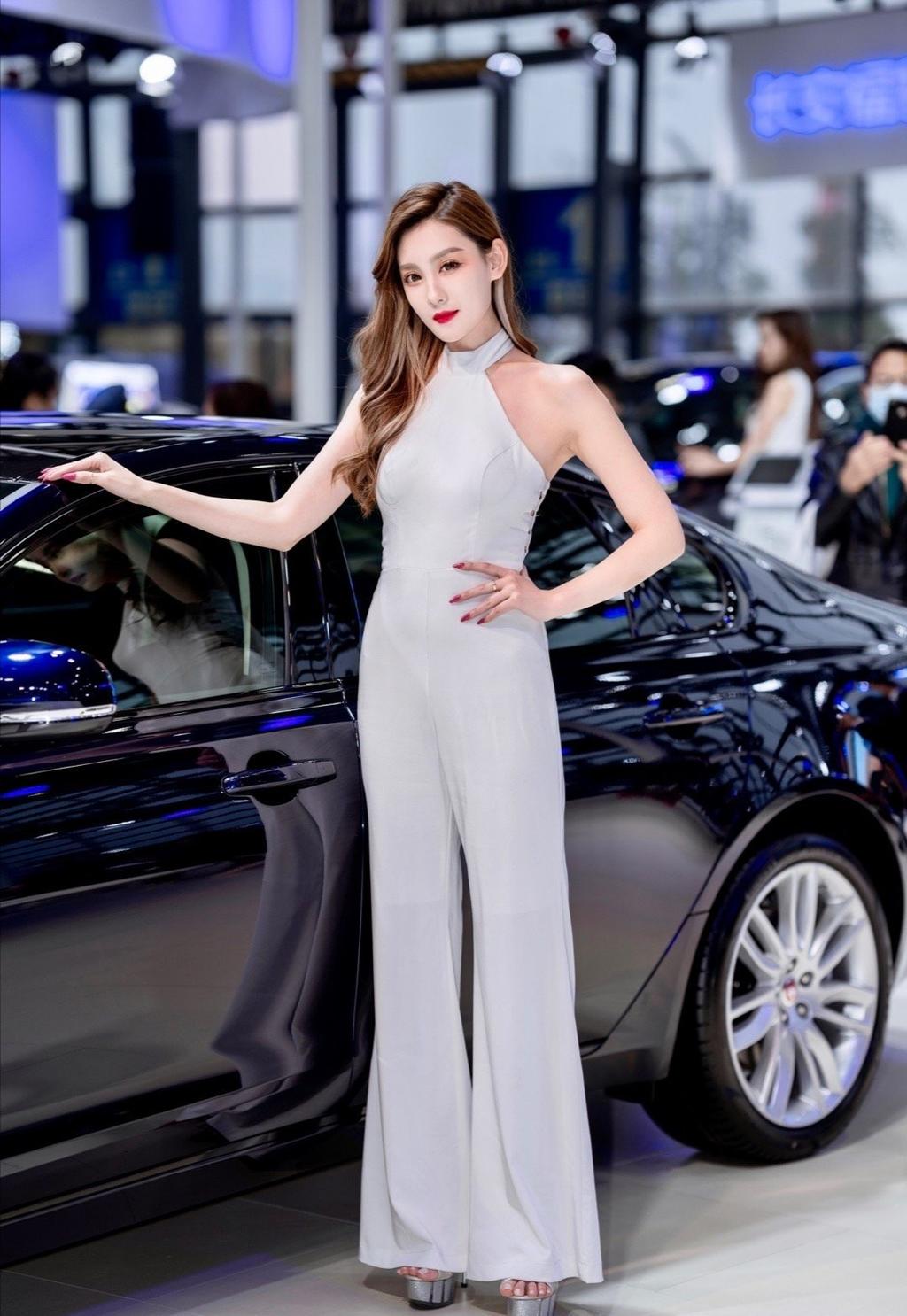 红唇雪肤美女车模性感迷人写真