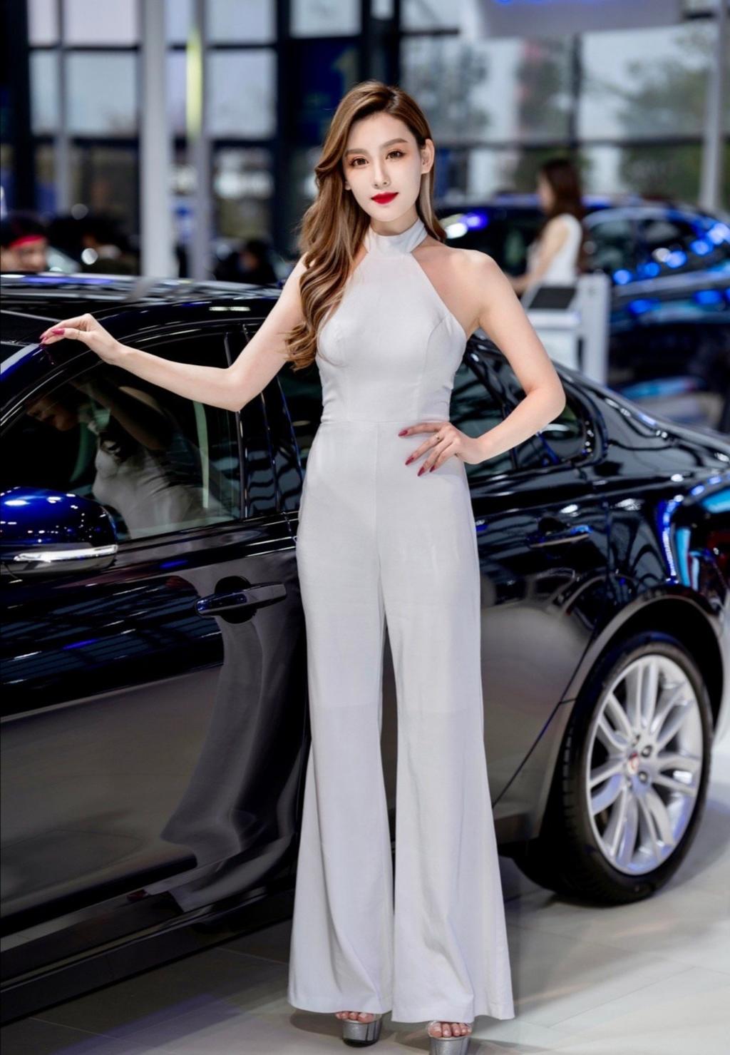 红唇雪肤美女车模性感迷人写真