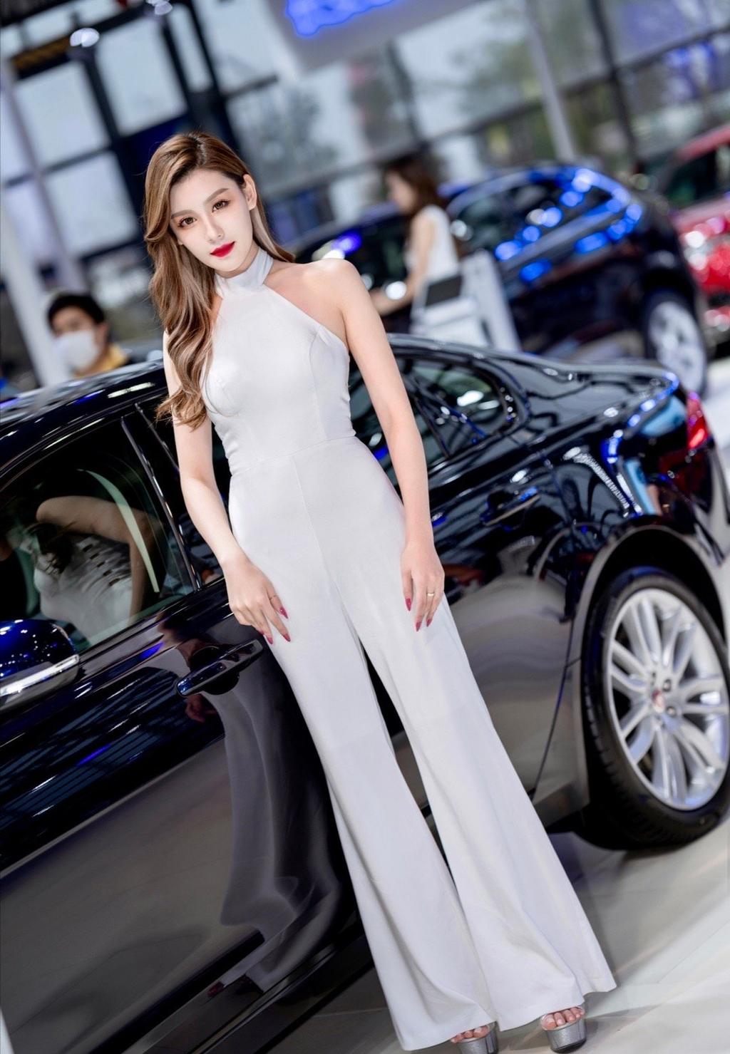 红唇雪肤美女车模性感迷人写真