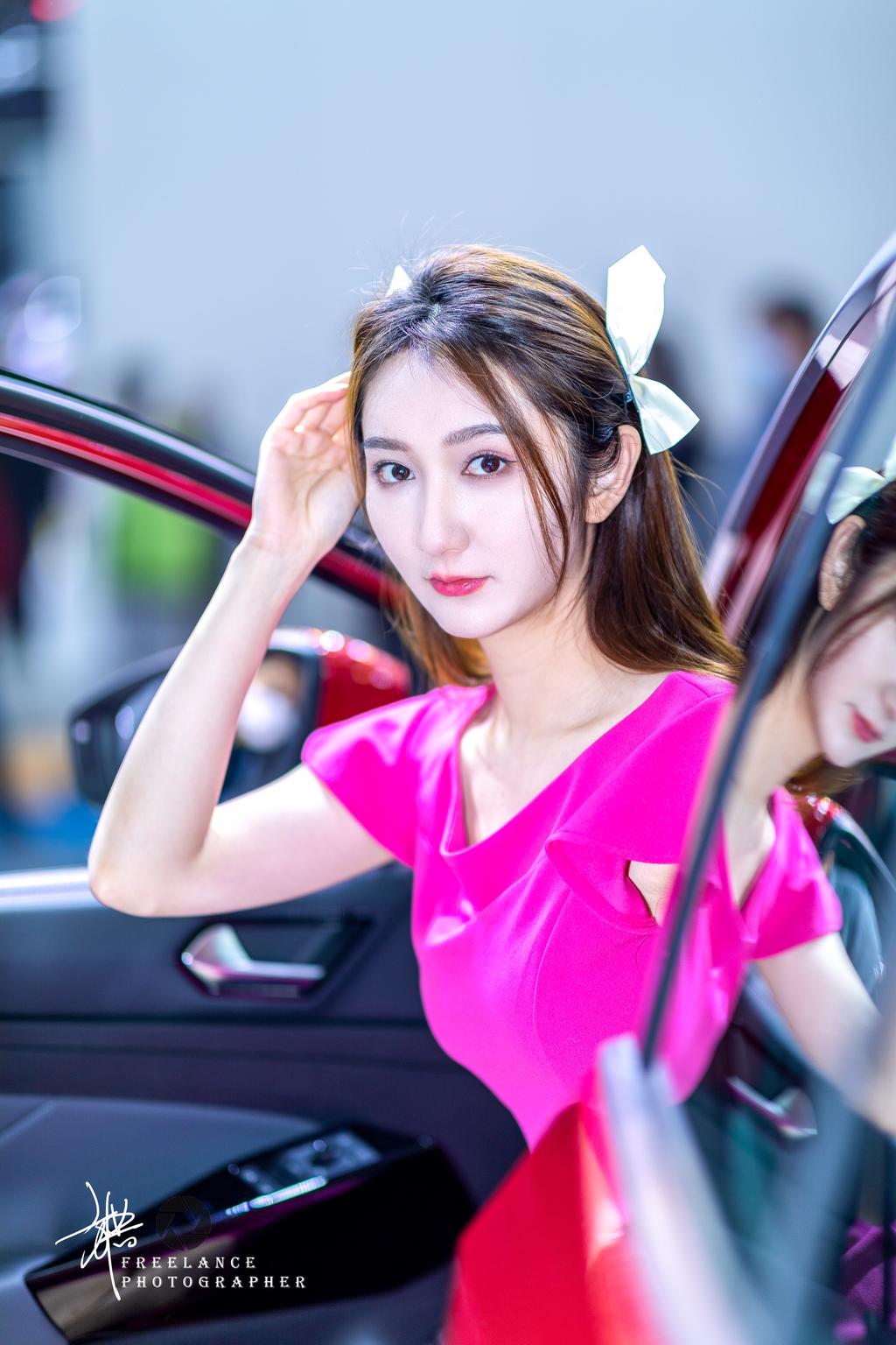 玫红短裙美女车模性感撩人写真