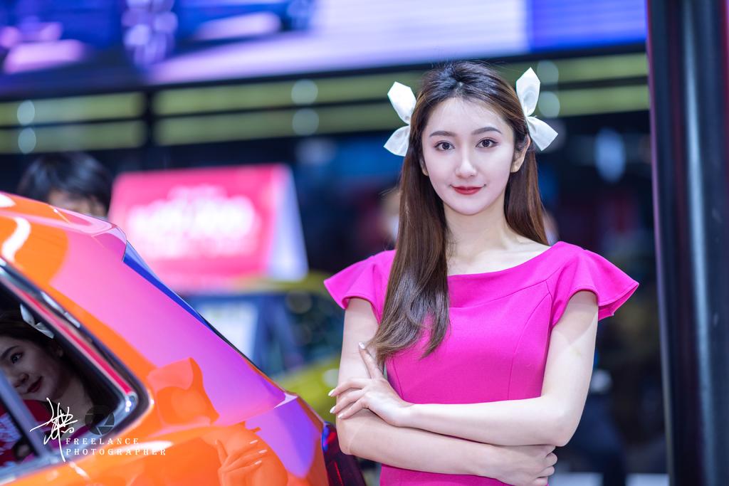 玫红短裙美女车模性感撩人写真