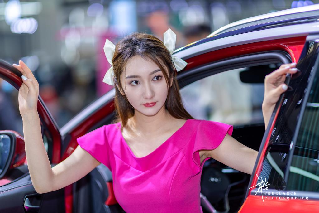 玫红短裙美女车模性感撩人写真
