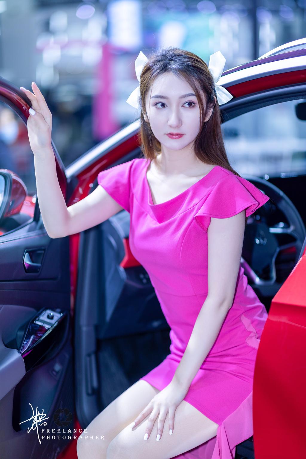 玫红短裙美女车模性感撩人写真