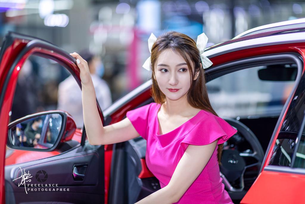 玫红短裙美女车模性感撩人写真