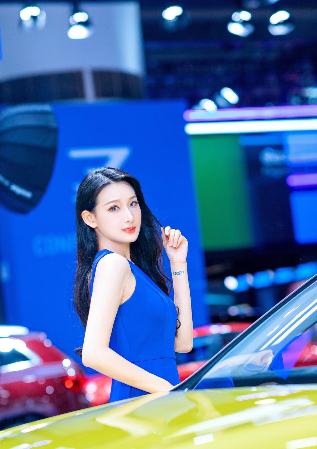 细腰美女车模高跟美腿私人照片