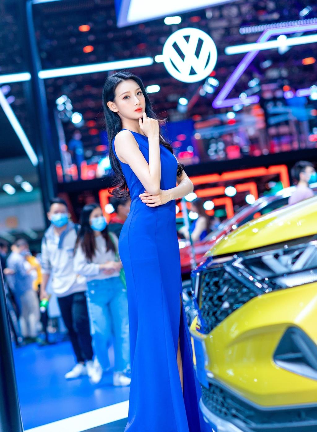 细腰美女车模高跟美腿私人照片