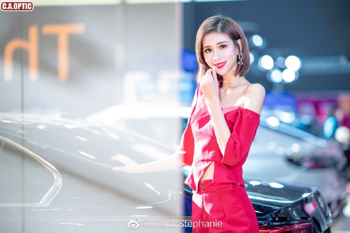 性感红唇美女车模小露香肩写真