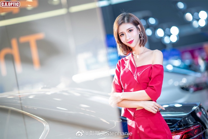 性感红唇美女车模小露香肩写真