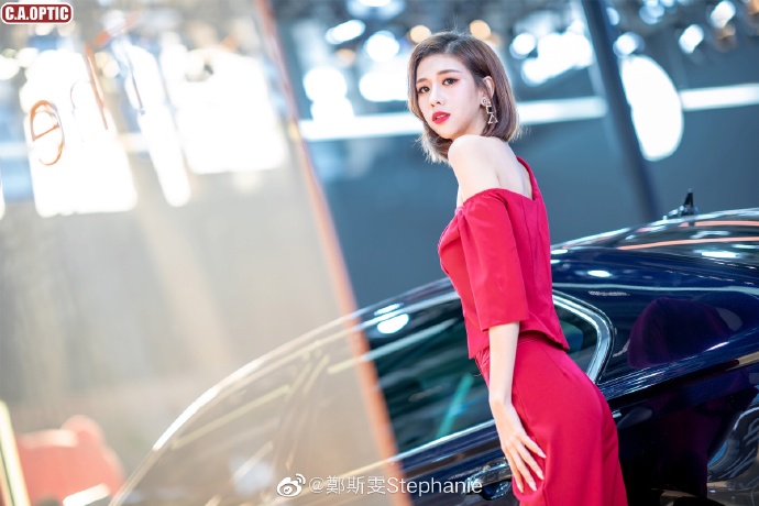 性感红唇美女车模小露香肩写真