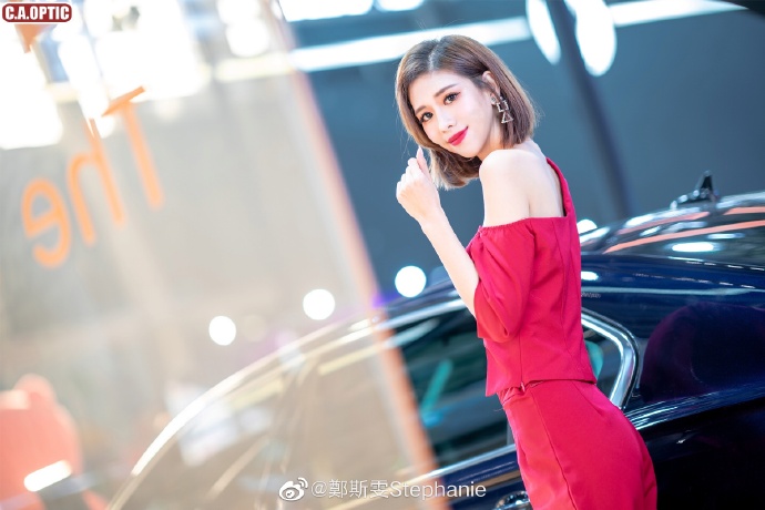 性感红唇美女车模小露香肩写真