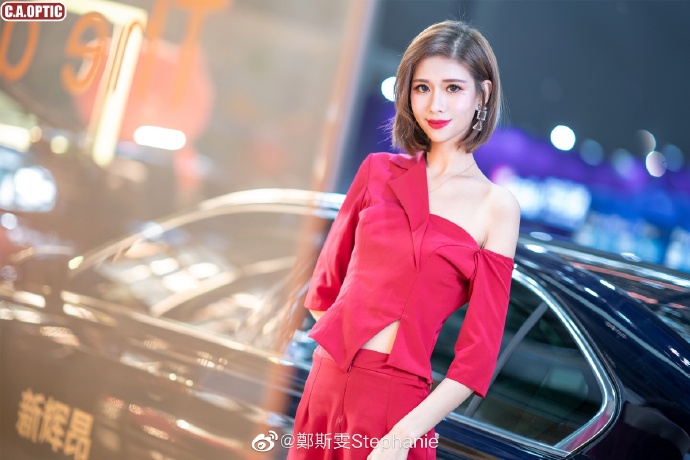 性感红唇美女车模小露香肩写真