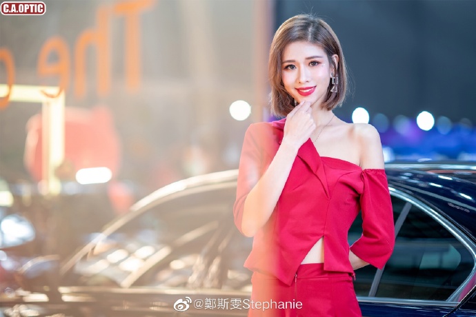 性感红唇美女车模小露香肩写真