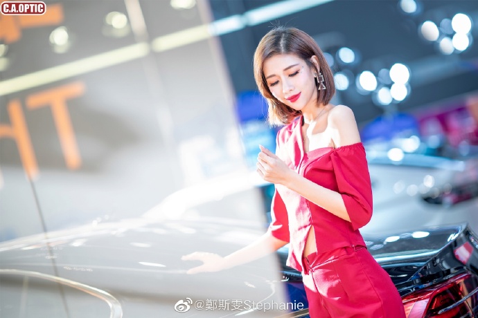 性感红唇美女车模小露香肩写真