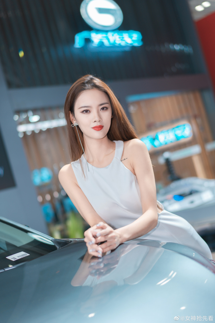 绝色美女车模小蛮腰大长腿写真